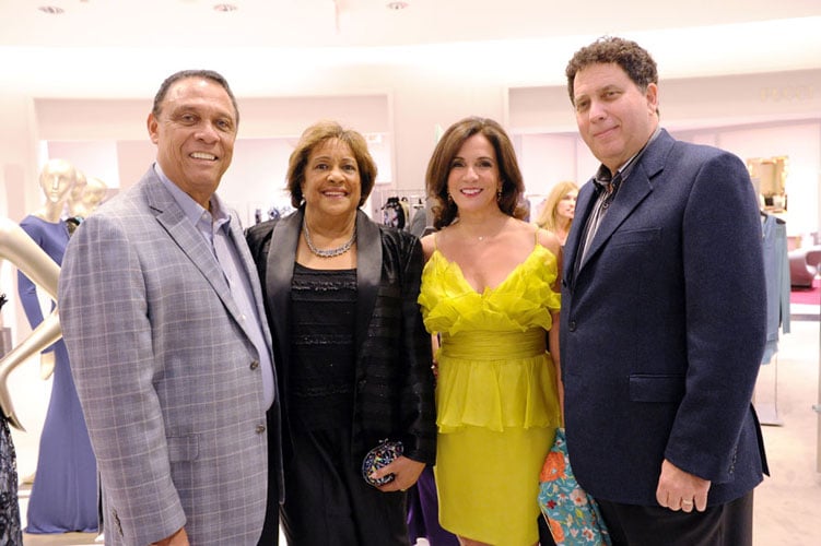 væv enhed tro 013.Tony and Pituka Perez, Linda Levy Goldberg, and Sid Goldberg - Bal  Harbour Shops