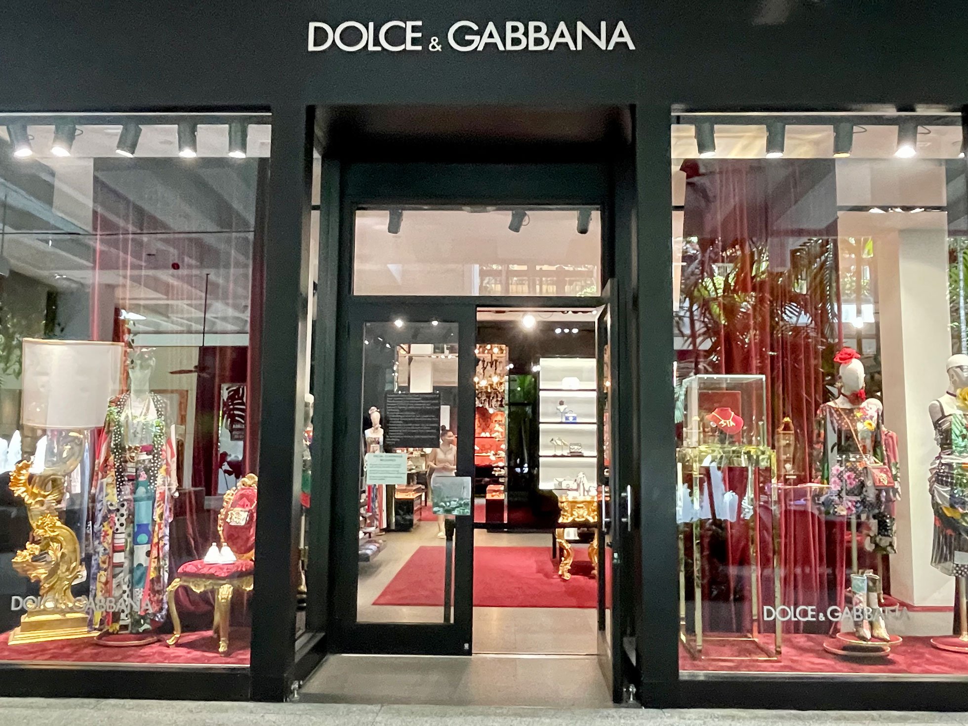 Total 61+ imagen dolce and gabbana store locations – Thcshoanghoatham ...