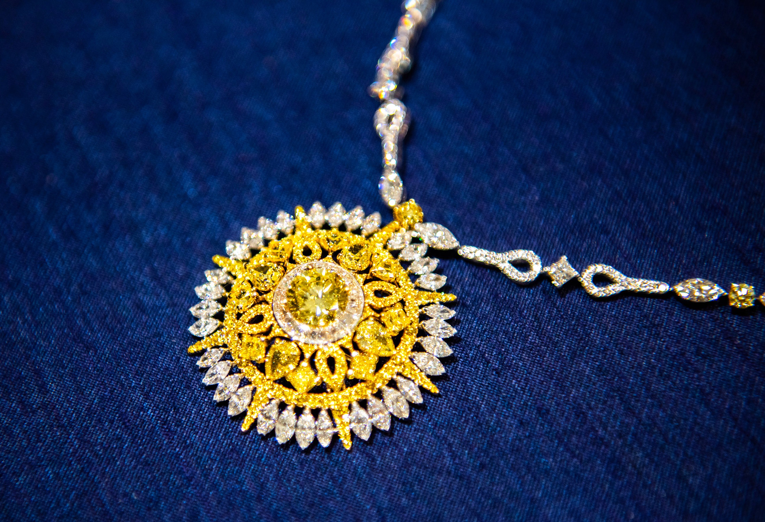 De Beers Jewellers Diamond Legend Pendant Necklace