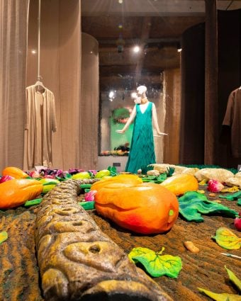 The Sustainable Thinking exhibition at Museo Salvatore Ferragamo explores Ferragamo sustainability from the pioneering spirit of the brand's founder Salvatore Ferragamo in his revolutionary use of natural, recycled and innovative materials.