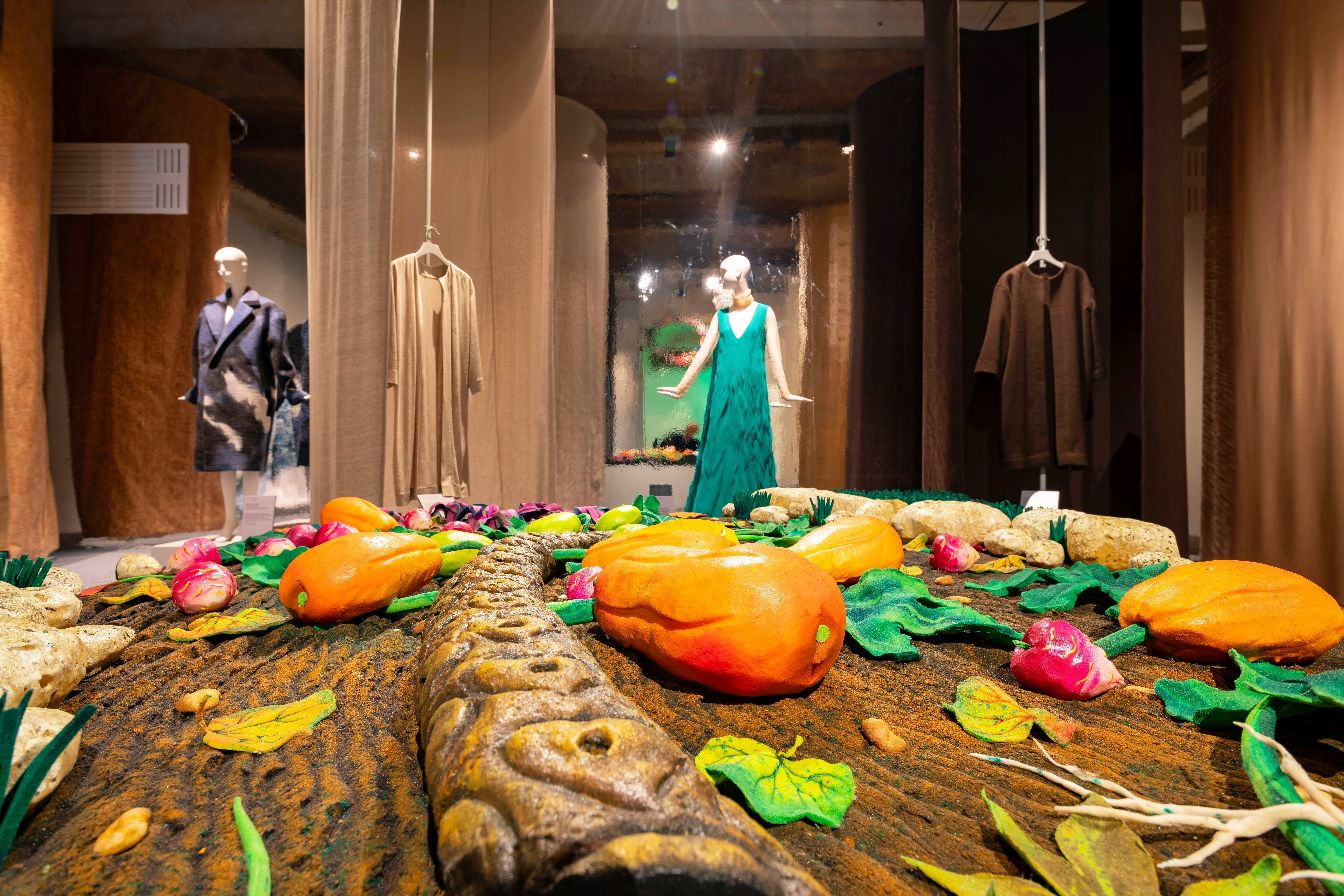 The Sustainable Thinking exhibition at Museo Salvatore Ferragamo explores Ferragamo sustainability from the pioneering spirit of the brand's founder Salvatore Ferragamo in his revolutionary use of natural, recycled and innovative materials.