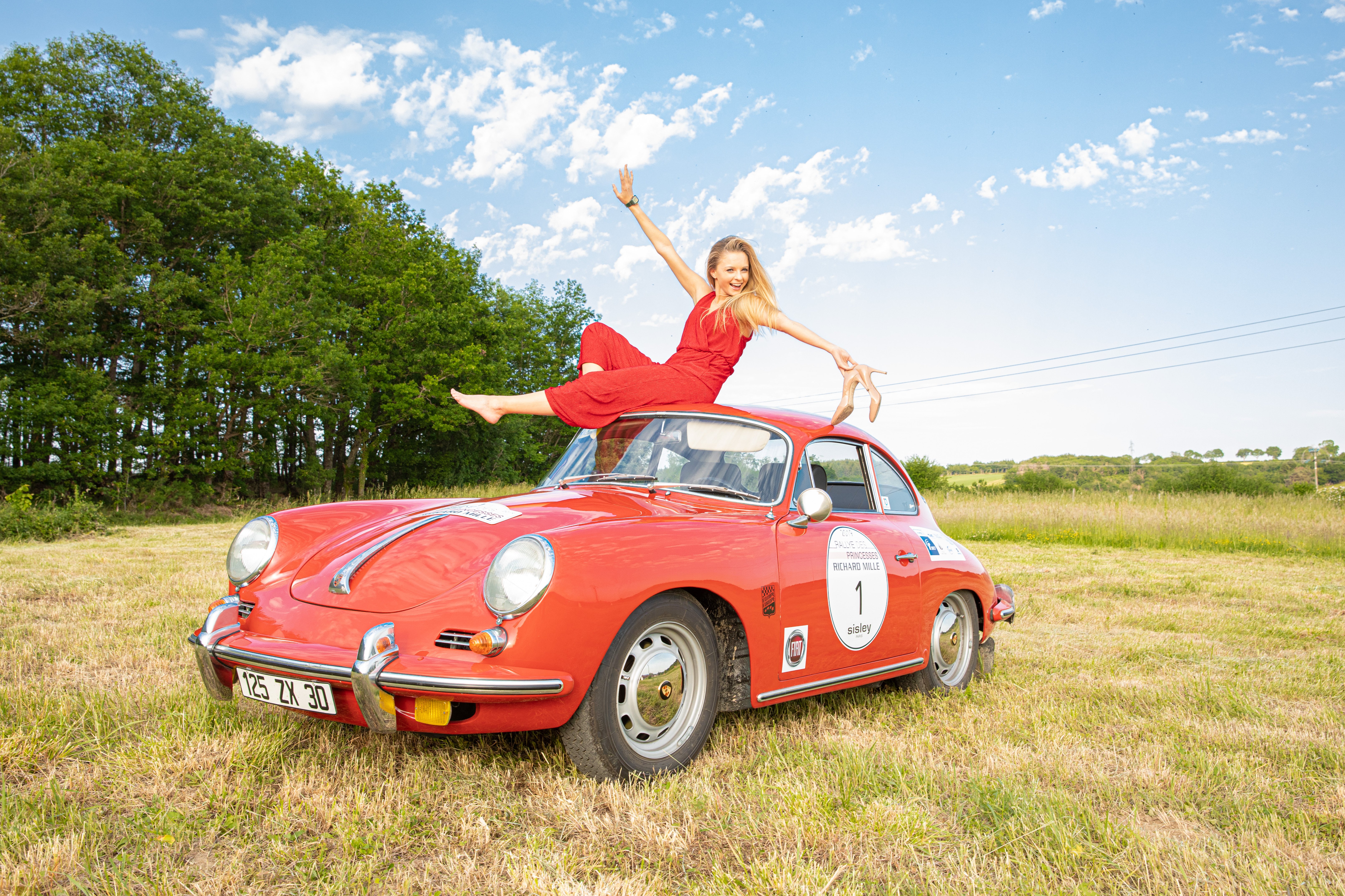 Aurora Straus, the young American driver and partner of the brand, slid behind the wheel of the N°1 car, a red Porsche 356, one of eight Porsches sporting Richard Mille’s livery and dedicated to special guests.
