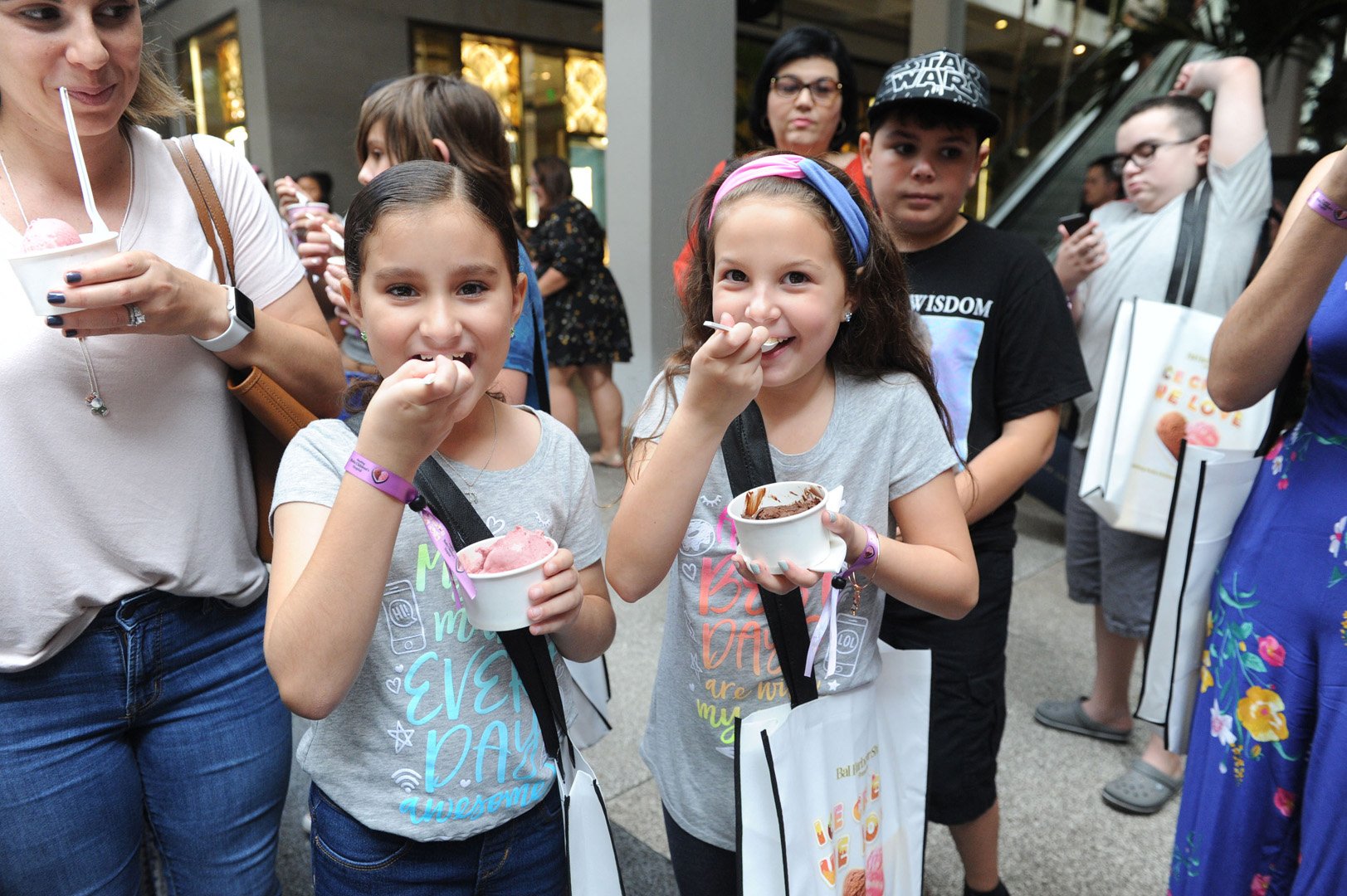Kids enjoying ice cream while strolling the Shops during ICE CREAM WE LOVE 2020