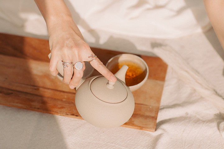 The tea bowl pictured here is the first piece produced in Benmeleh’s collaboration with Kuu pottery, available at espiritutara.com.