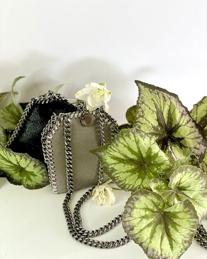 Miu Miu Belle Nappa mini bag in chrome leather and matelassé stitching. Metal frame closure finish and detachable chain shoulder strap.