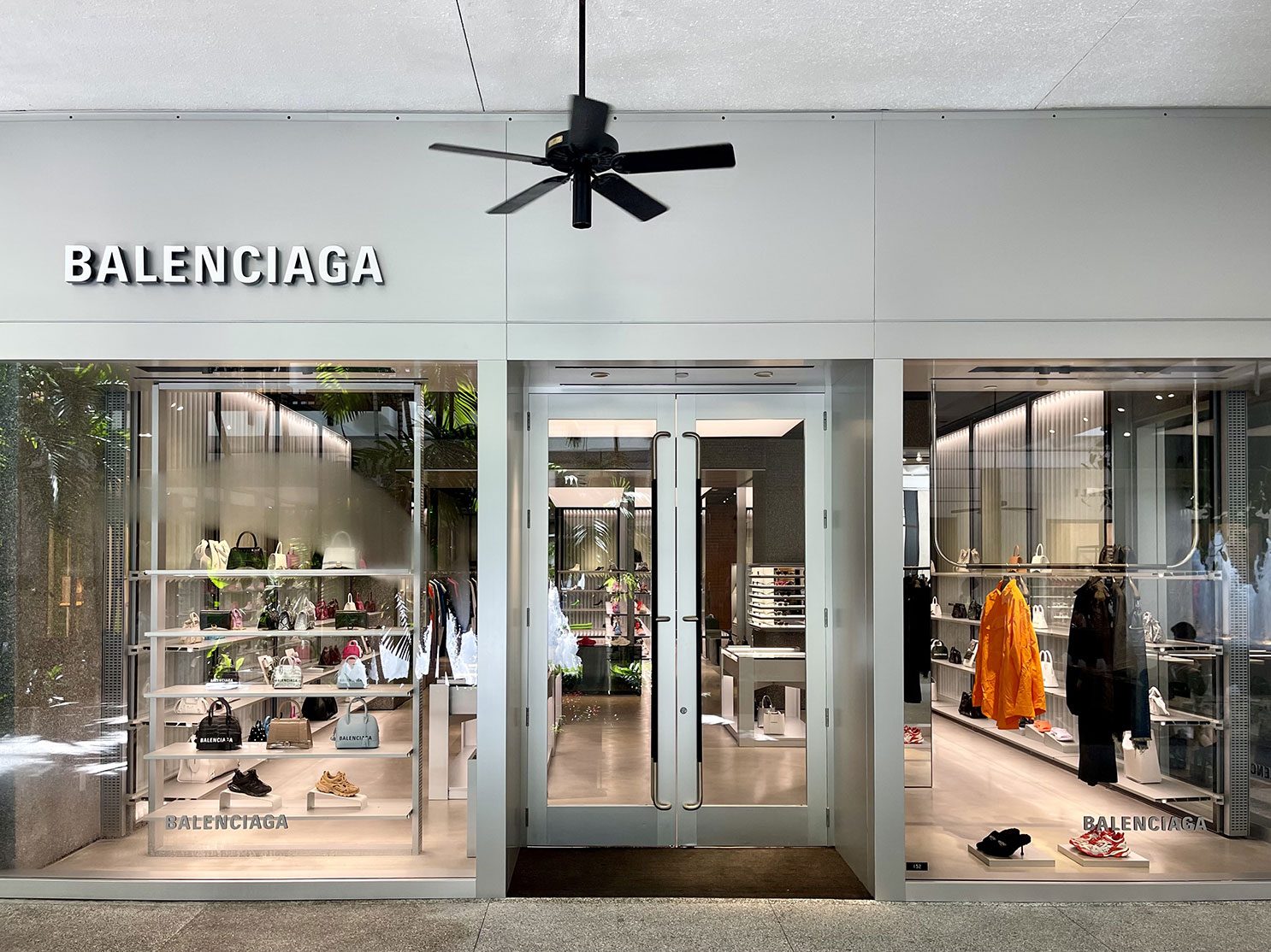 Hjemland Logisk Tog Balenciaga at Bal Harbour Shops Miami.