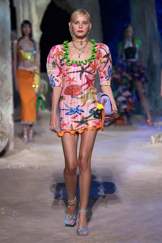 A look from the Trésor de La Mer VERSACE Spring Summer 2021 collection.