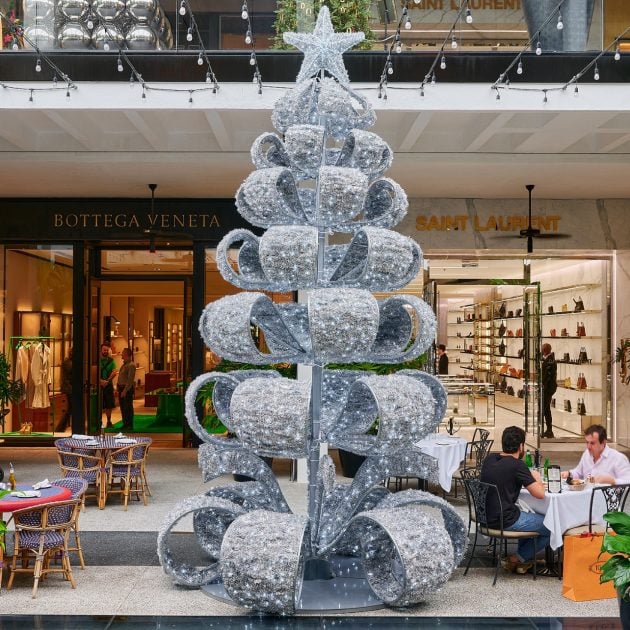 Image of the Bal Harbour Shops Ribbon Tree of Lights, position on Level 1 in the Center Courtyard