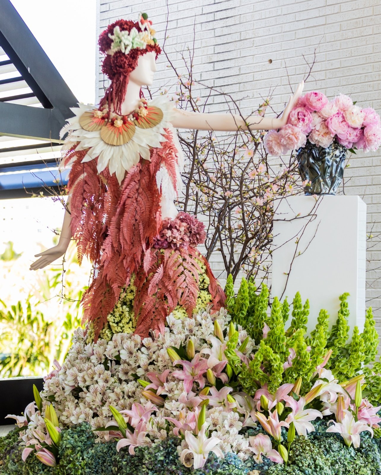 Floral mannequin of Sarah Bernhardt by Oscar Mora Floral Art