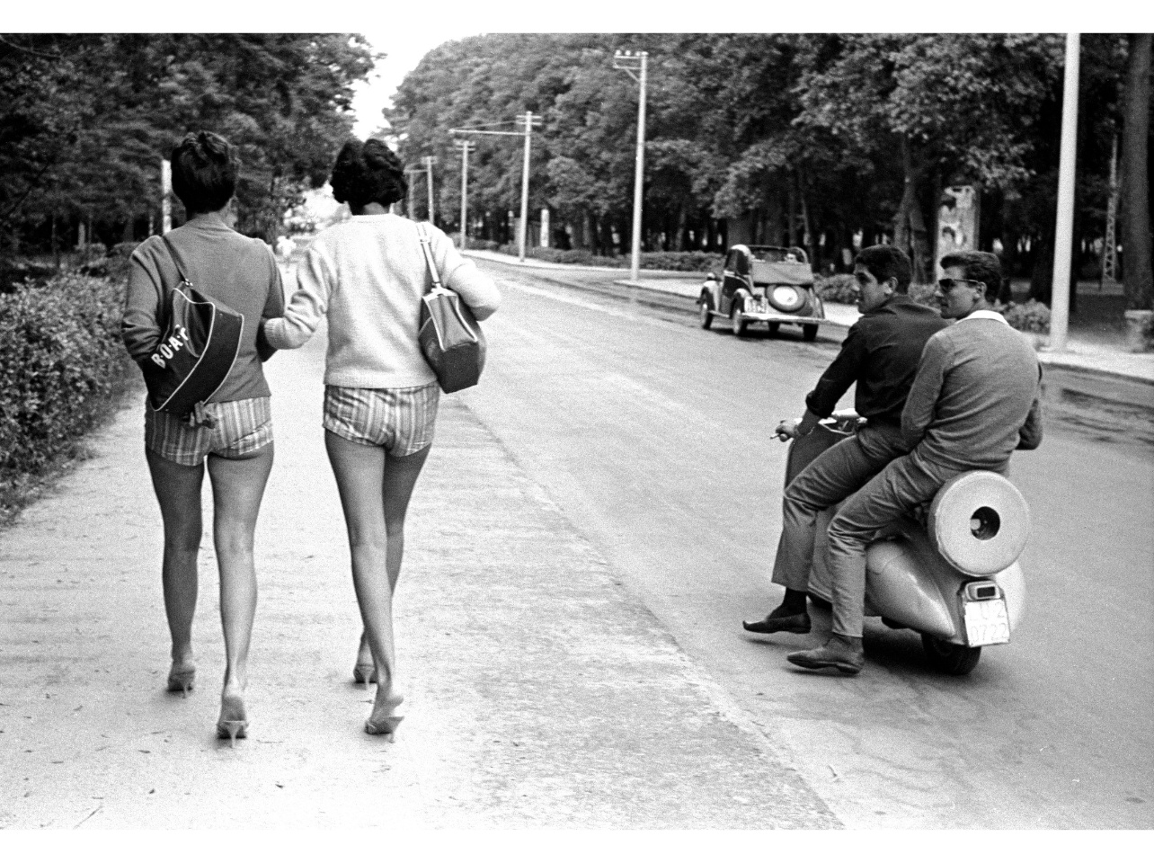 Black and white portrait of a street in Viareggio 1959