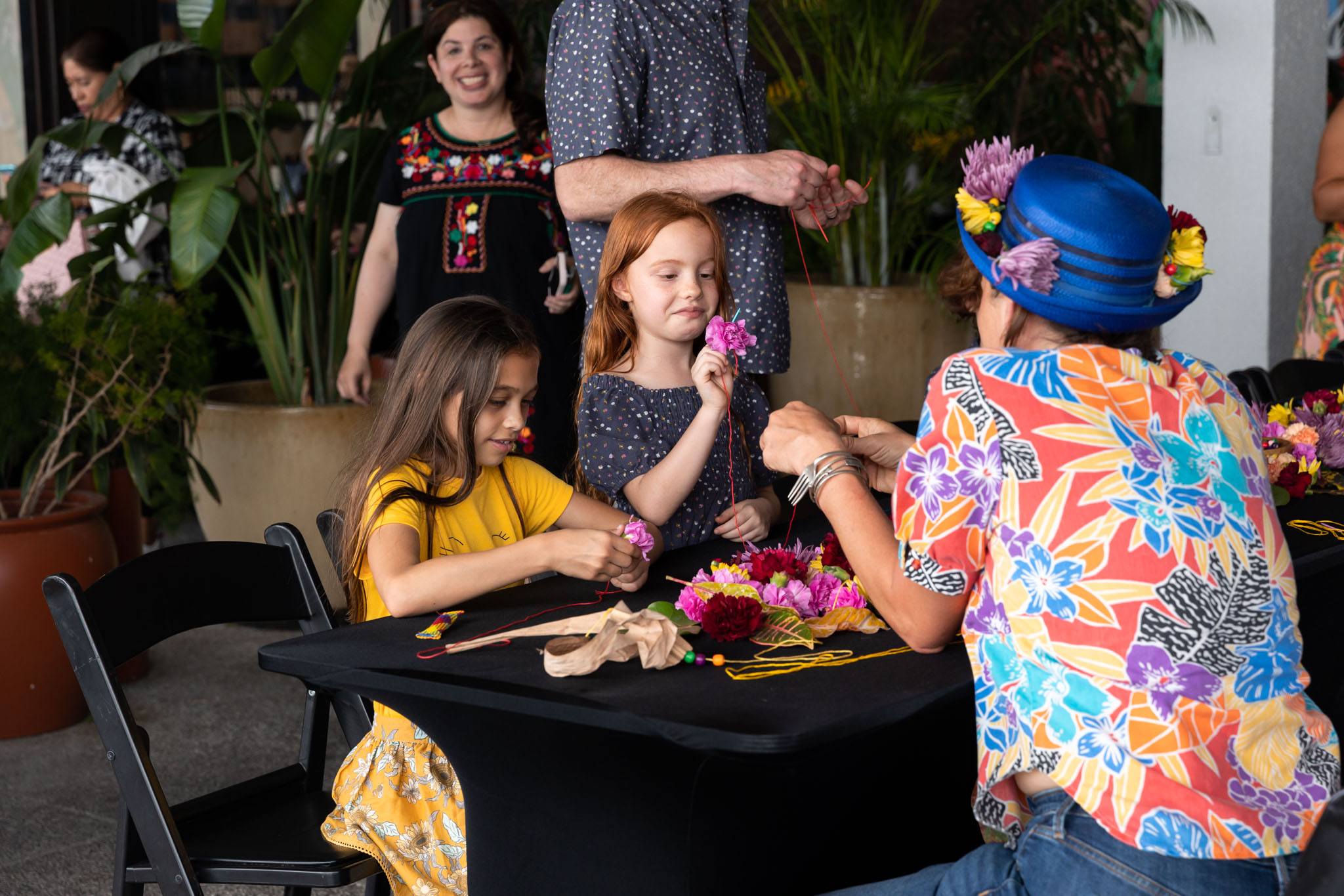 Artist Heidi Lellelid showing guests how to sting floral lays