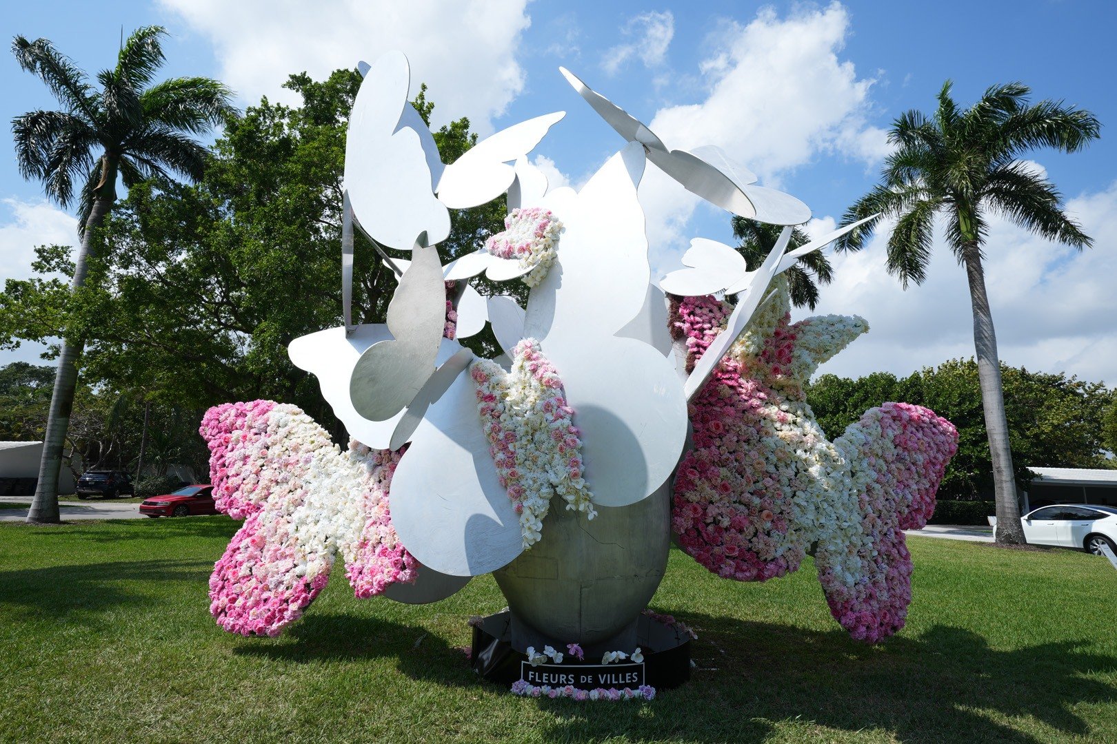 Valdés Butterflies floral sculpture created by Blake Roses