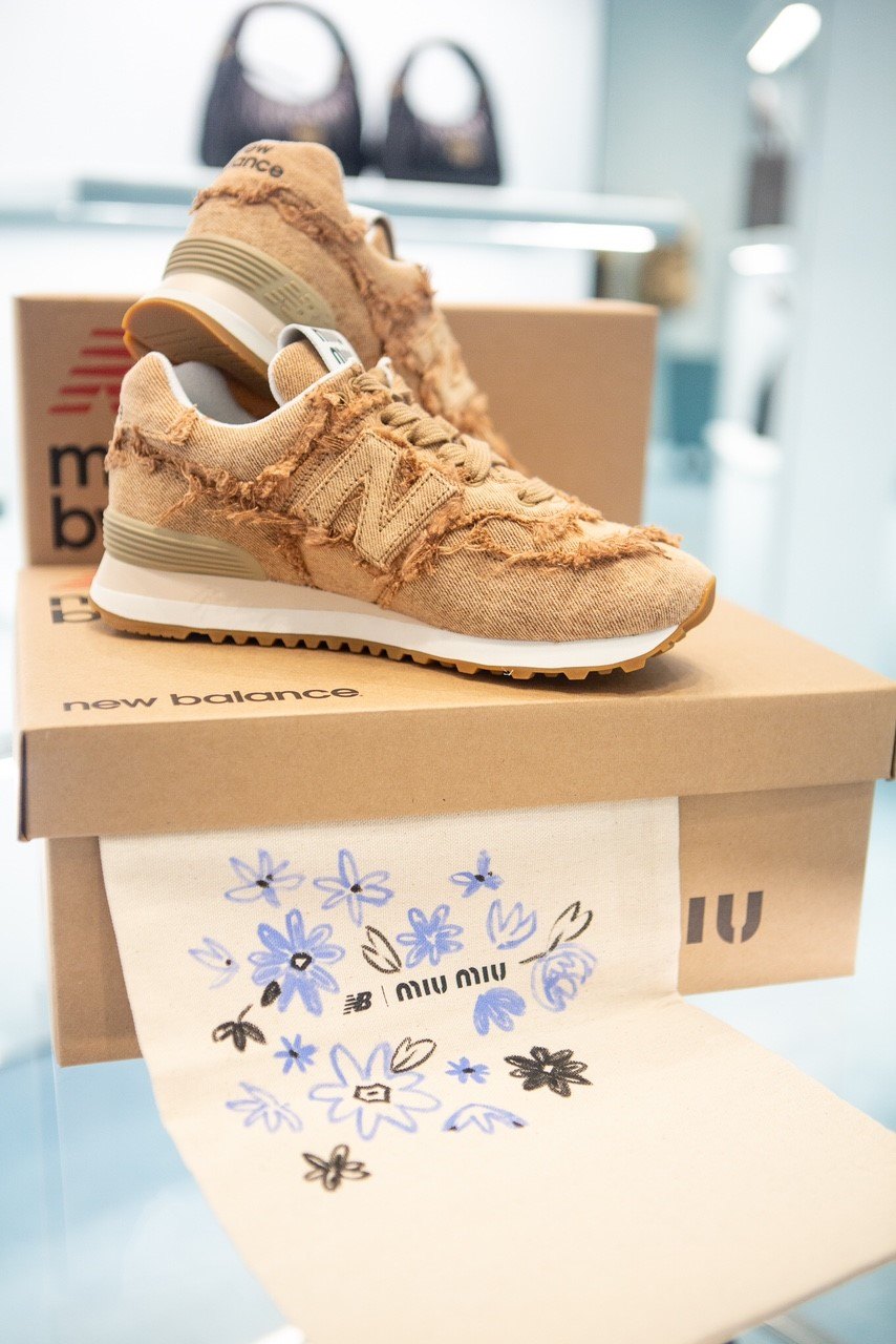 Colonial beige New Balance 574 x Miu Miu denim sneakers