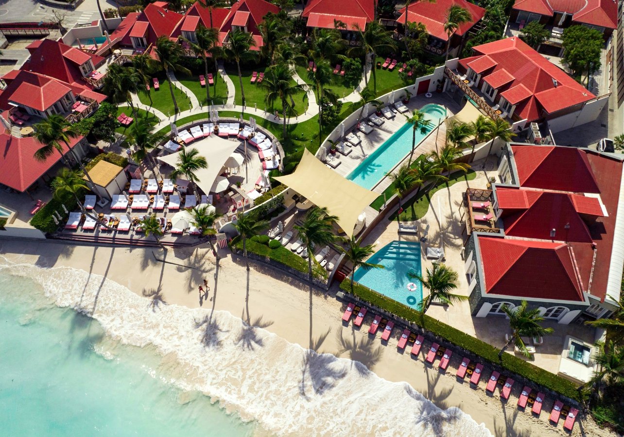 View of the entire hotel on the shoreline