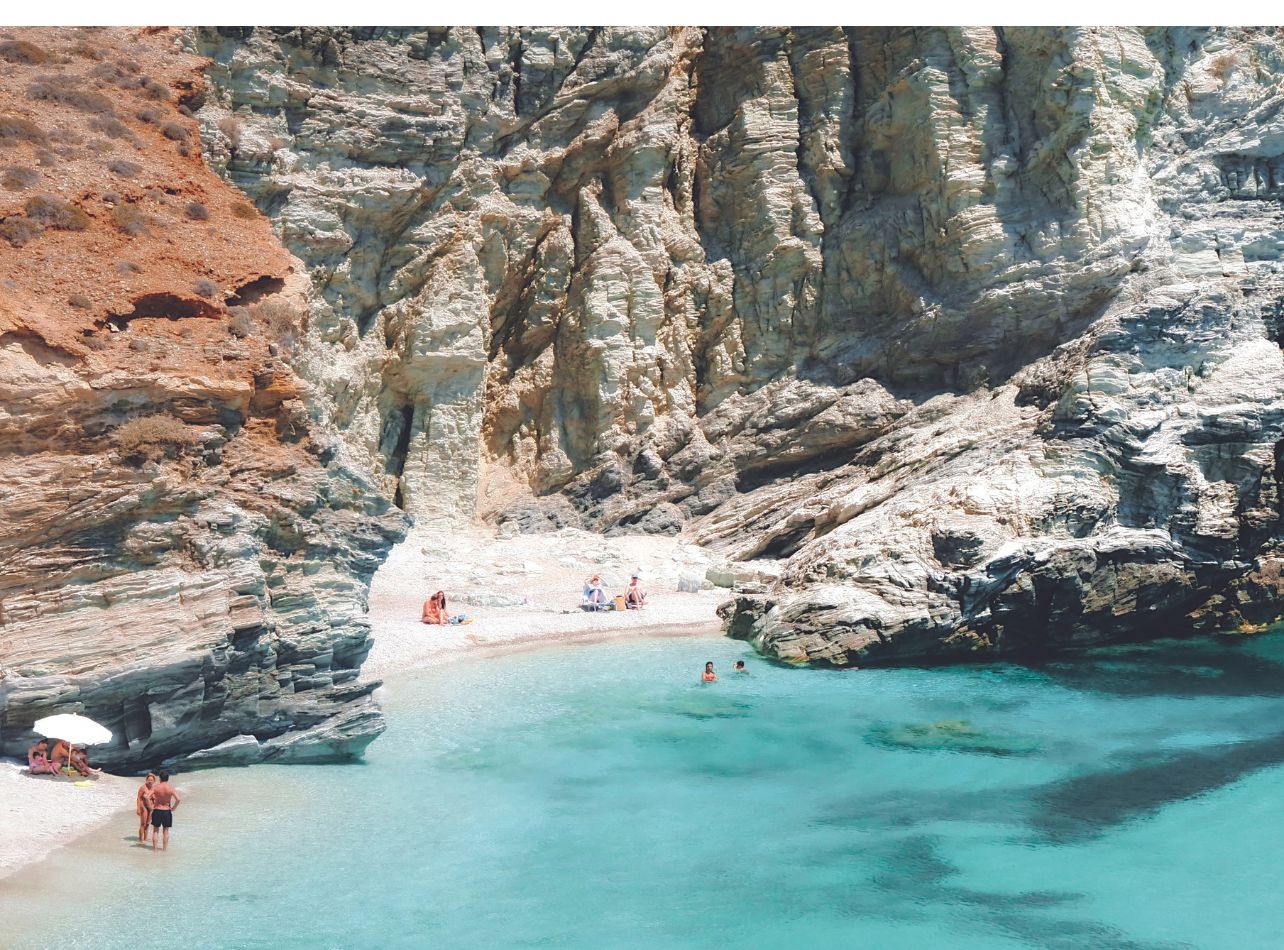 Agali Beach featuring beachgoers on the shore