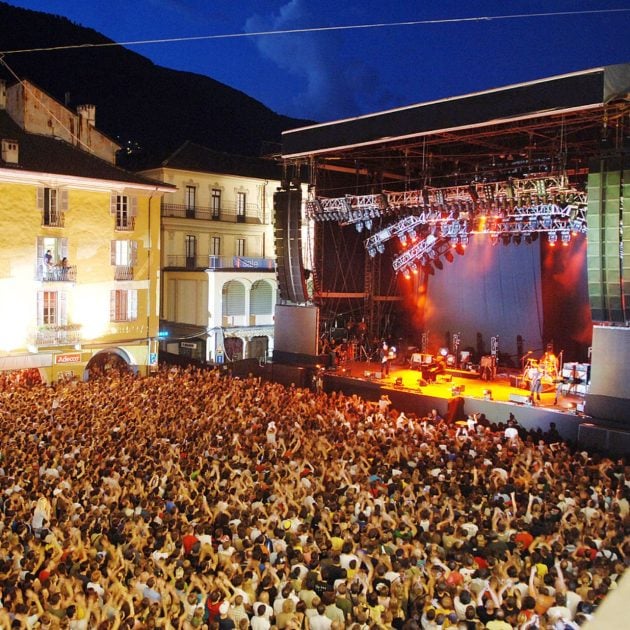 Concert filled with crowds of people