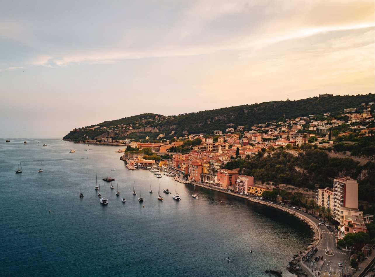 The coastline on the Côte d’Azur with boats and buildings