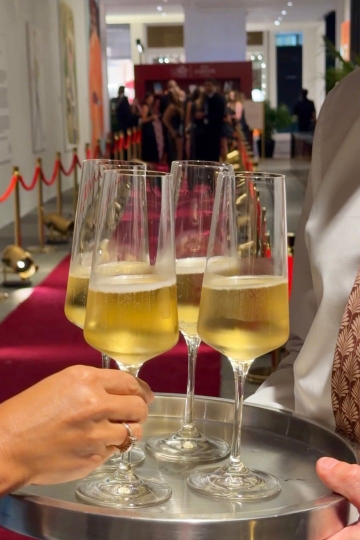 Guests-toasted-the-eveing-with-pommery-champagne