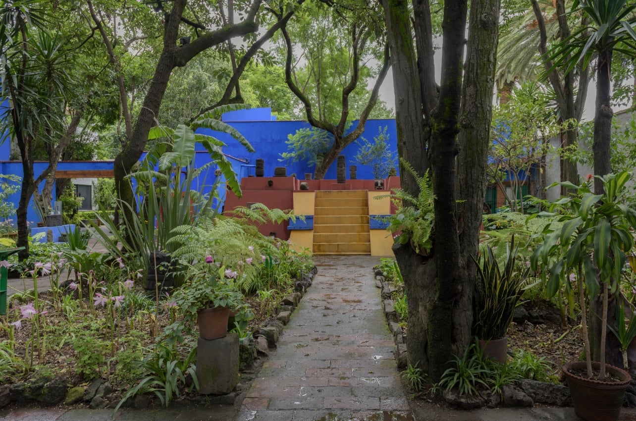 Exterior shot of Museo Frida Kahlo painted blue, red and yellow
