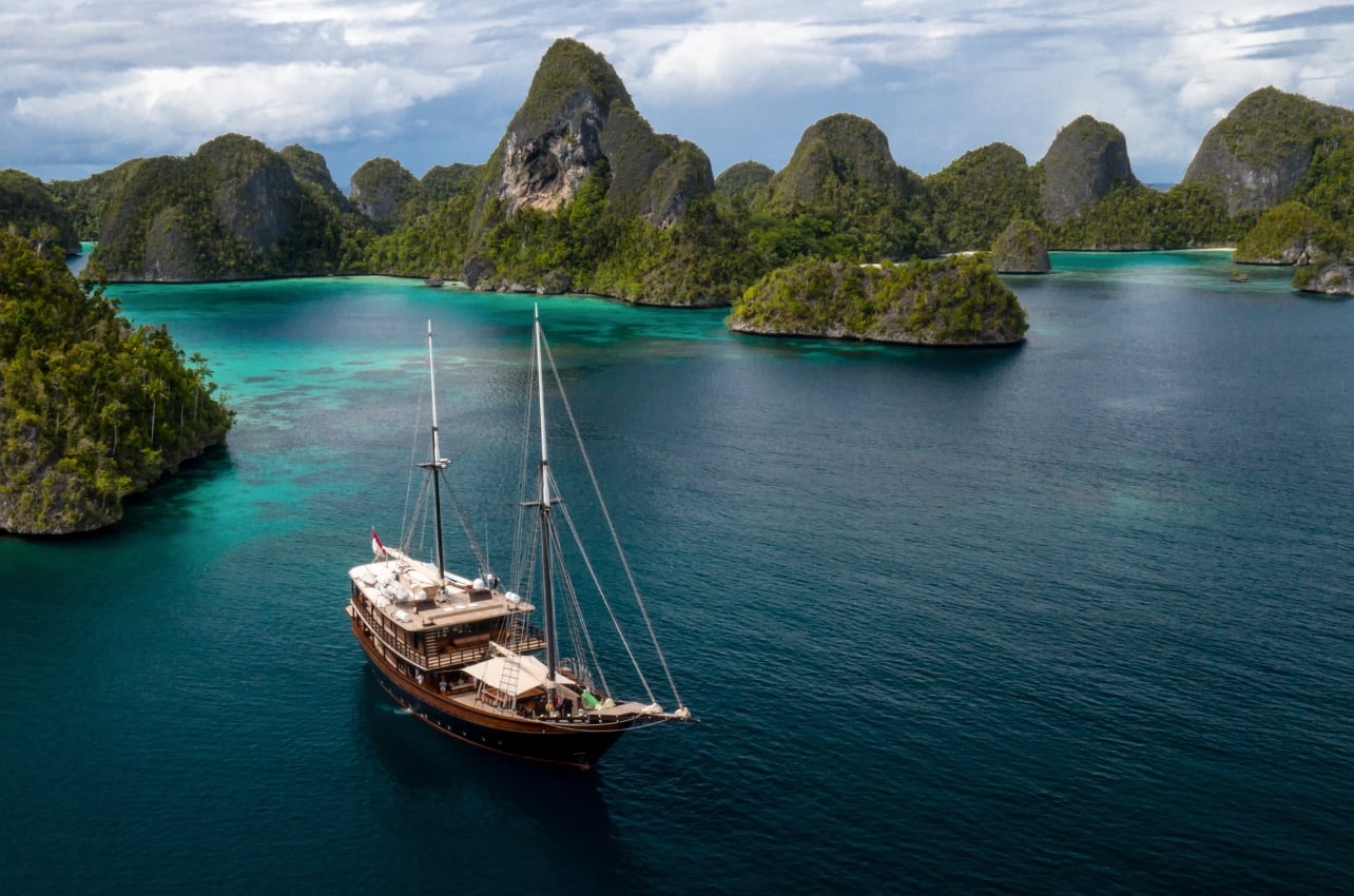 Dania Baru yacht sailing in the islands of Raja Ampat