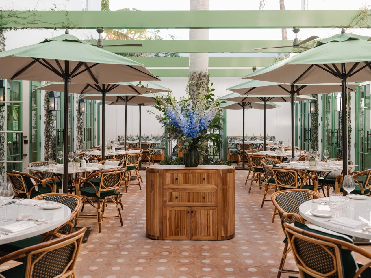 Outdoor dining in Coco's Courtyard at The Vineta Palm Beach